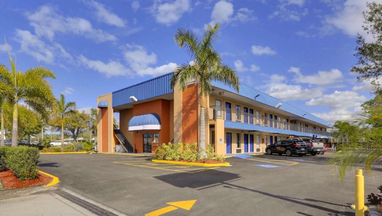 Magnuson Hotel Bradenton Exterior photo