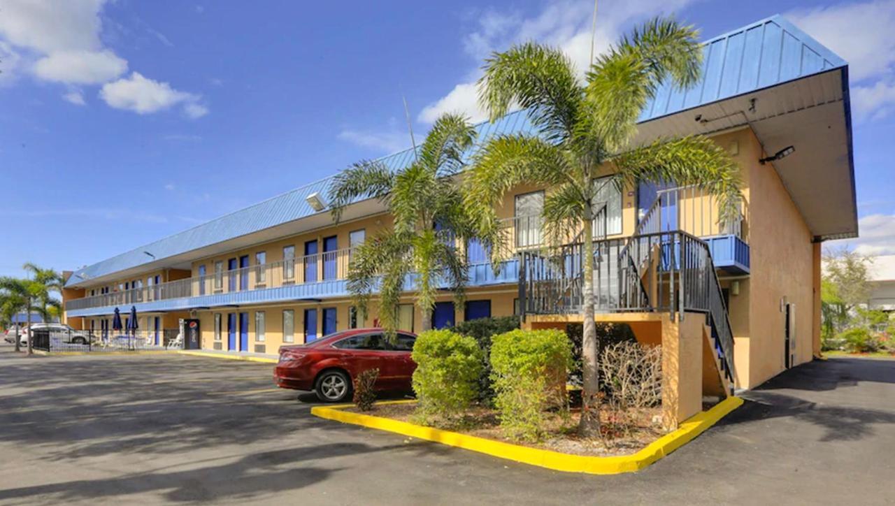 Magnuson Hotel Bradenton Exterior photo